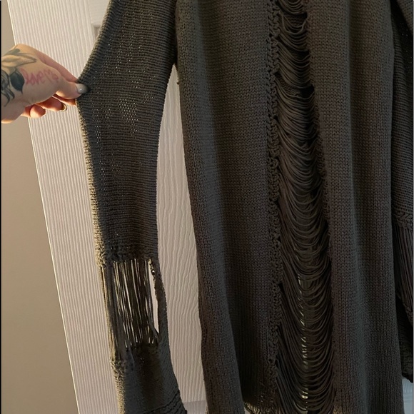 Distressed sweater - Picture 6 of 6